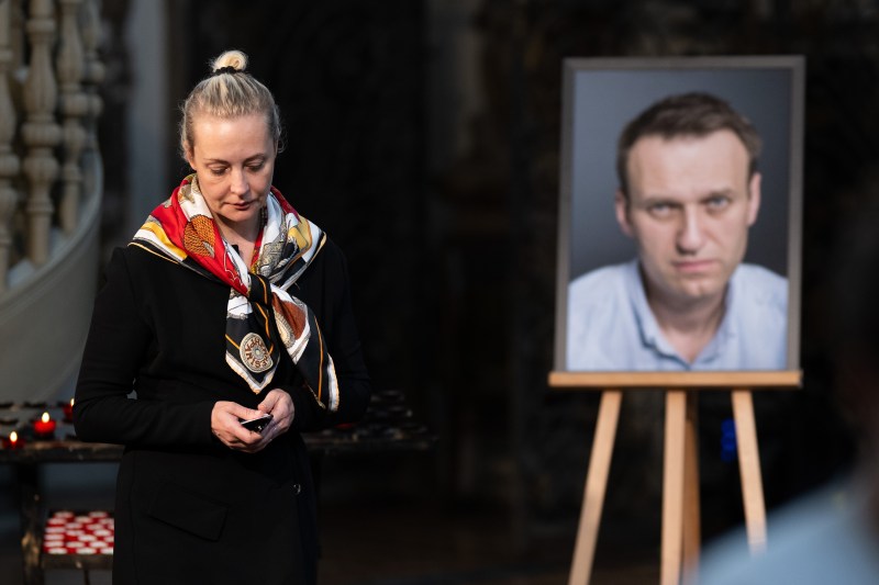 Văduva lui Aleksei Navalnîi cere Kremlinului să elibereze opozanții aflați în detenție; afirmă că știe mai bine decât oricine cât costă întârzierile în eliberarea prizonierilor.