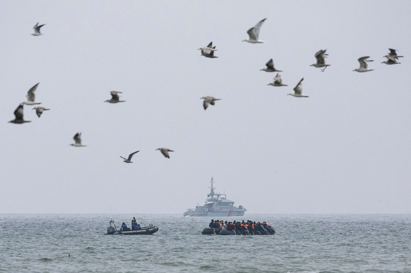 Val de migranți peste Canalul Mânecii, impactul noului aranjament Franța-Regatul Unit