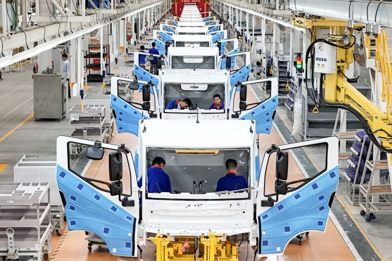 Vehiculele electrice produse în China marchează o schimbare majoră: investițiile în uzine din străinătate depășesc, pentru prima oară, nivelul resurselor direcționate spre producția internă.