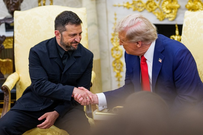 VIDEO: Ce dar i-a adus Zelenski vizitei la Casa Albă și ce a primit de la Donald Trump