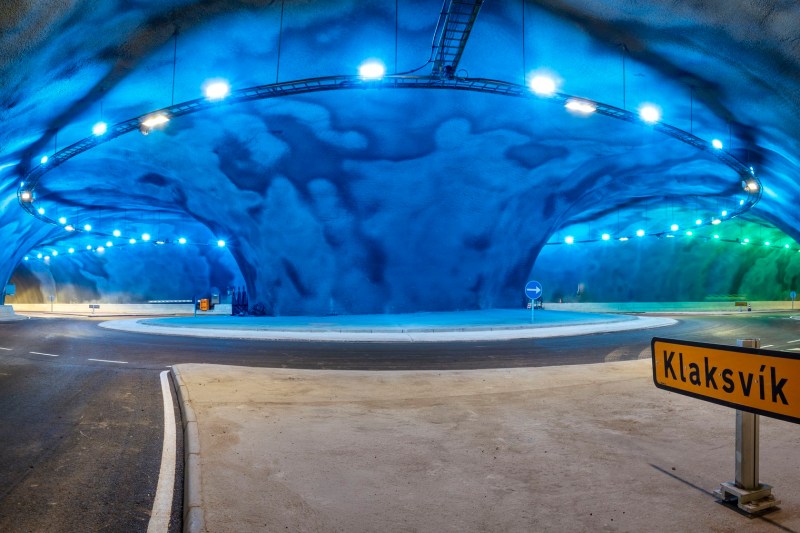 VIDEO Cum a transformat o țară insulară extrem de mică una dintre cele mai îndrăznețe viziuni de infrastructură rutieră: o rețea de tuneluri subacvatice care converg într-un sens giratoriu aflat sub apă.