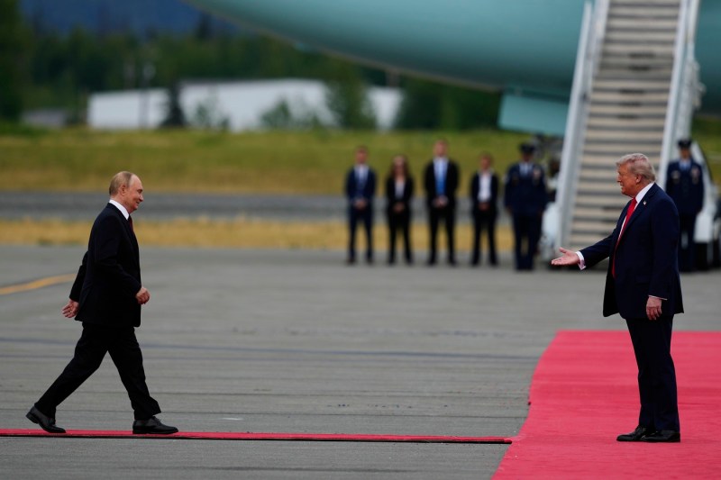 VIDEO: Cum l-a întâmpinat Trump pe Putin — momente de aplauze, zâmbete spontane și o strângere de mână caldă la începutul reuniunii.