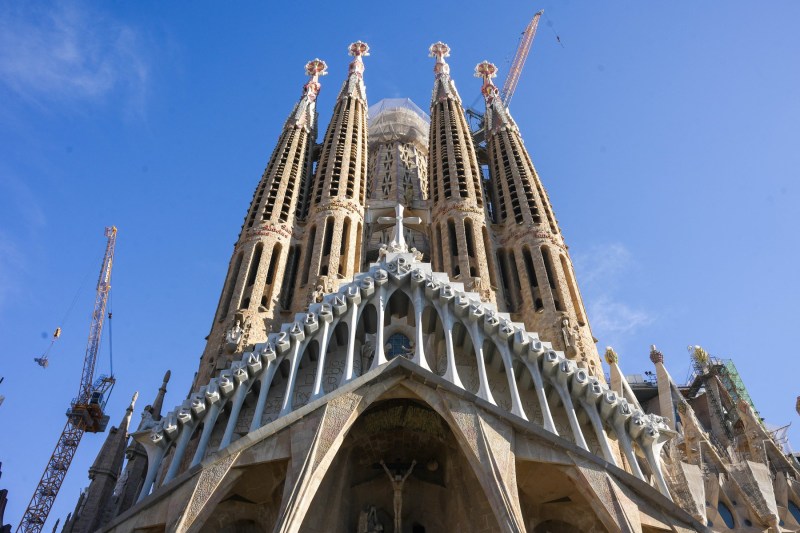 VIDEO: Doi militanți pentru mediu au aplicat vopsea roșie pe fațada Sagrada Família din Barcelona