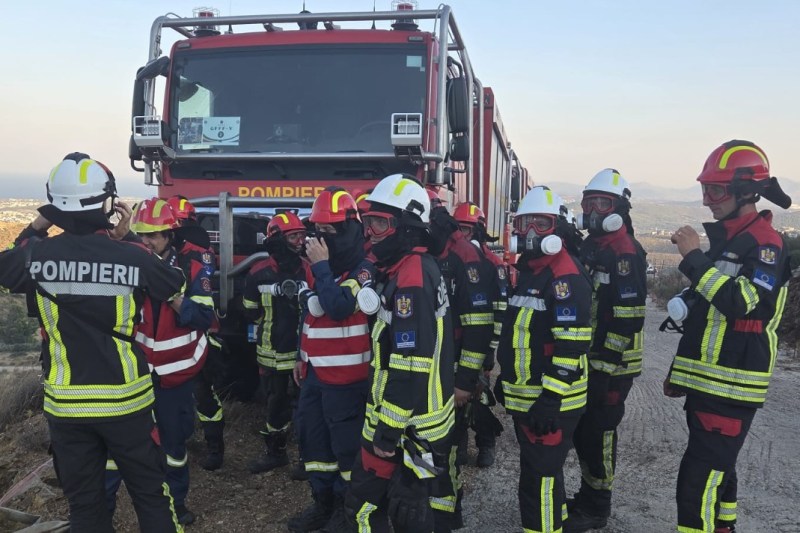 VIDEO: Echipele de pompieri din România acționează în Grecia pentru stingerea unui incendiu de vegetație; șapte vehicule sunt implicate în operațiune