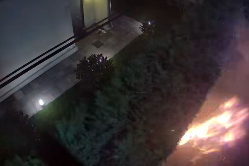 VIDEO Explozie în fața casei unui primar din Moldova: „A fost azvârlit din vehicul și plecat”