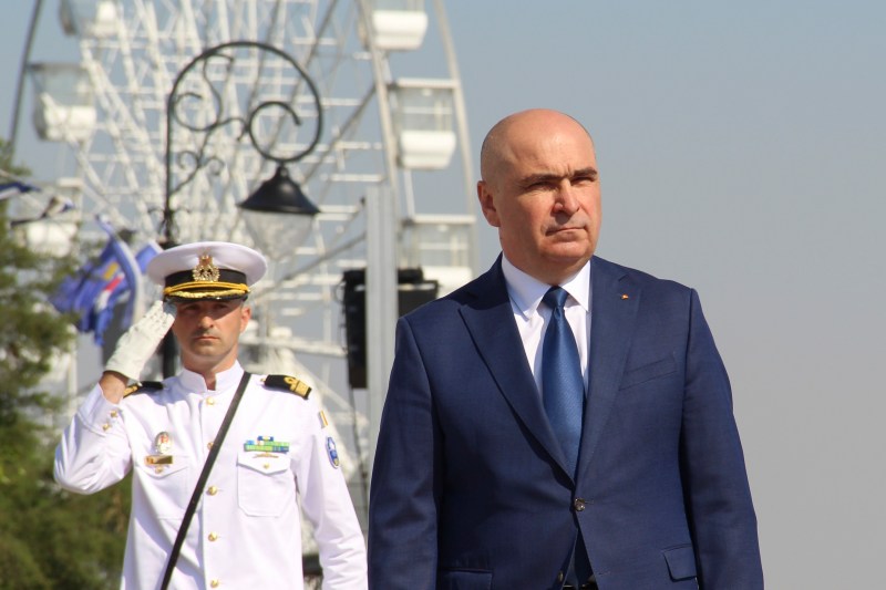 VIDEO: huiduieli și fluierături înaintea cuvântării lui Bolojan de Ziua Marinei. Ce a declarat despre vremuri dificile pentru țară.