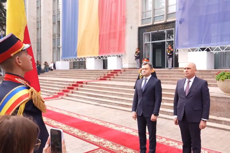 VIDEO: Ilie Bolojan își începe prima vizită în funcția de prim-ministru în Republica Moldova, fiind întâmpinat de omologul său, Dorin Recean.