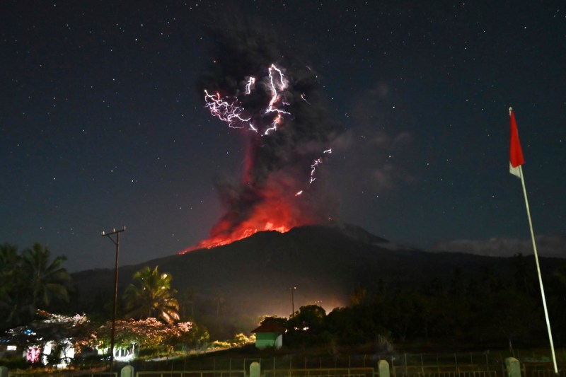 VIDEO: Impresionanta erupţie a unui vulcan din Indonezia, cu cenuşă ridicată la 10 kilometri altitudine