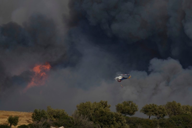 VIDEO: Incendii devastatoare izbucnesc în diverse regiuni ale Greciei, intervenția aeriană fiind necesară în anumite zone
