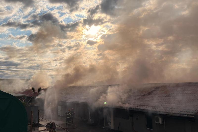 VIDEO: Incendiu sever într-un depozit din Buftea, aproape de București