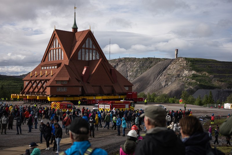 Video: Kiruna — oraș nordic mută centrul în etape. Momentul transferului unei biserici de 713 tone la cinci kilometri spre est