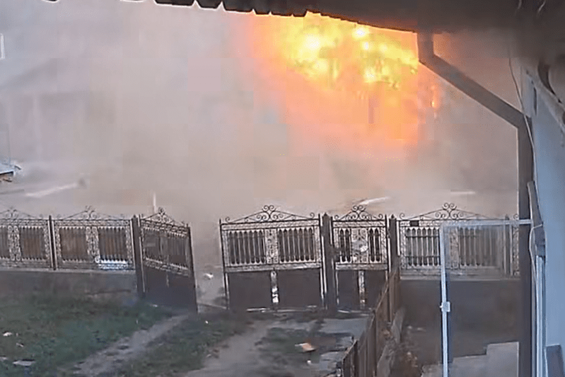 VIDEO O explozie devastatoare a zguduit un magazin din Dâmbovița. Camerele de supraveghere au capturat momentul deflagrației