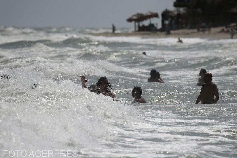 Video: Steagul roșu afișat de salvamari în două stațiuni de litoral, iar mesajul este clar: apele sunt extrem de periculoase. Turiști care au pătruns în mare au fost evacuați de forțele de ordine.
