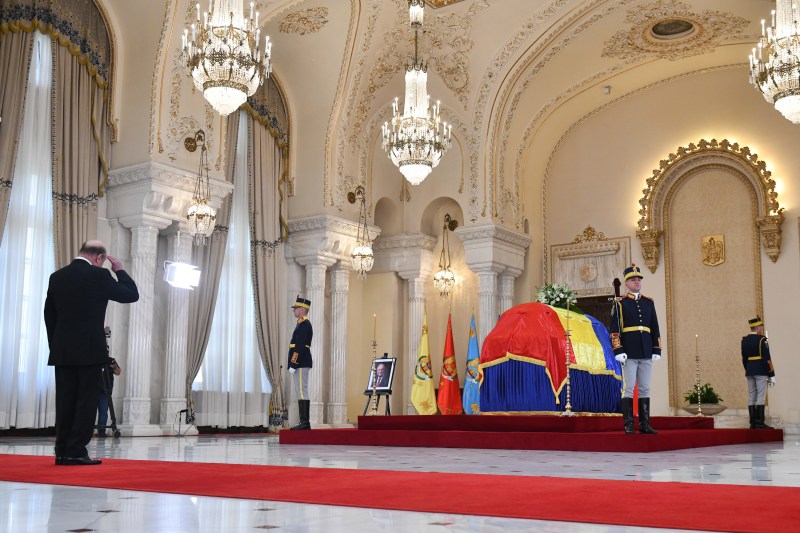 VIDEO Traian Băsescu aduce un omagiu la catafalcul lui Ion Iliescu