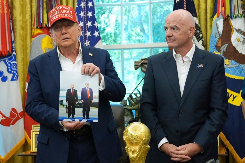 VIDEO: Trump afirmă că Putin își dorește cu ardoare să participe la Cupa Mondială din SUA, iar fotografia surprinsă cu el alături de liderul FIFA a fost scoasă dintr-un sertar.