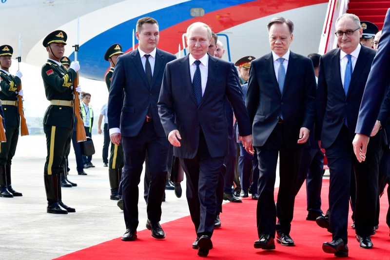 Vladimir Putin a ajuns duminică în Tianjin pentru un summit regional de securitate; televiziunea de stat din China detaliază reacția oficială la sosire.