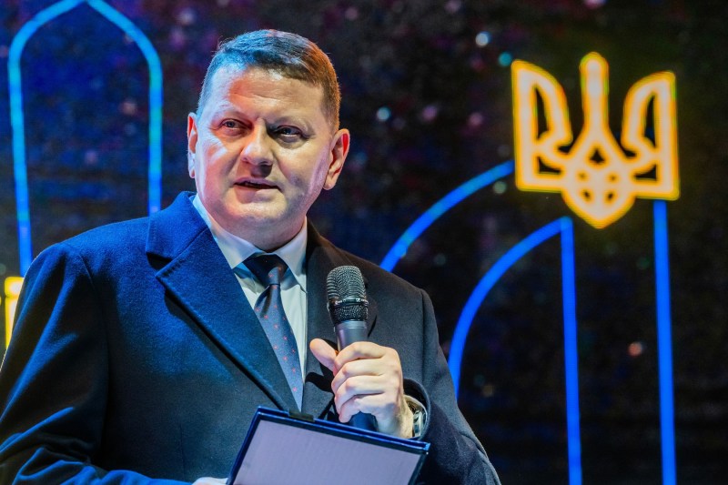 Zalujnîi își reafirmă poziția; o consilieră a fostului comandant reacționează la zvonurile despre o candidatură prezidențială.