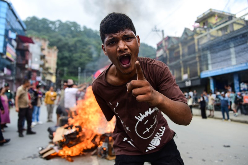 A doua zi a protestelor Gen Z din Nepal: bilanț sumbru după weekend, în timp ce guvernul ridică blocarea rețelelor sociale, dar închide magazinele și școlile