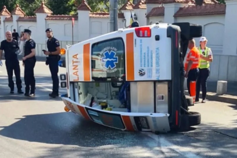 Ambulanţă implicată într-un incident în zona Cotroceni: două persoane rănite și trafic restricționat în zonă