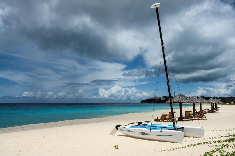 Anguilla, o insulă mică din Caraibe, a ajuns să încaseze anual zeci de milioane de dolari datorită unei coincidențe aparent norocoase.