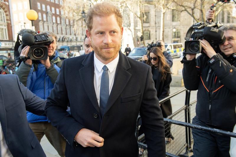 Au trecut trei ani de la moartea Reginei Elisabeta a II-a, iar Prințul Harry s-a prezentat la Windsor pentru a depune un buchet la mormântul bunicii sale.