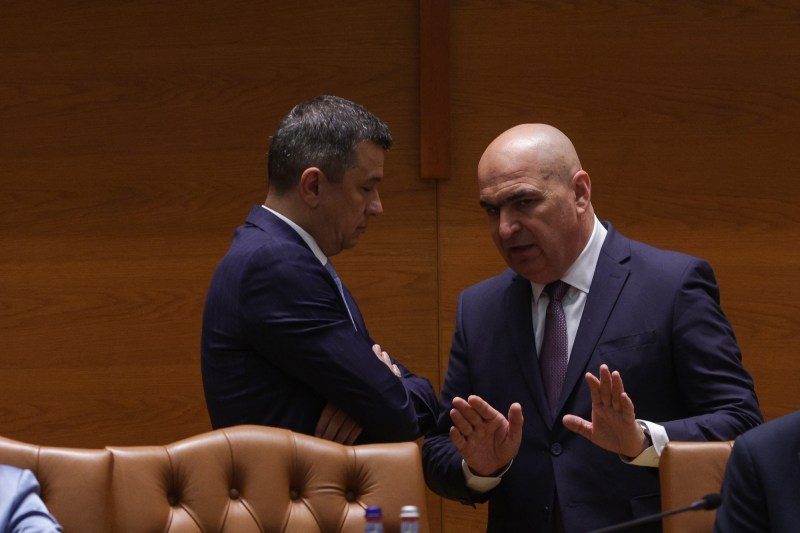 Blocaj în guvernarea de coaliție: liderii partidelor caută să finalizeze o înțelegere despre plafonarea adaosului comercial pentru produsele esențiale.