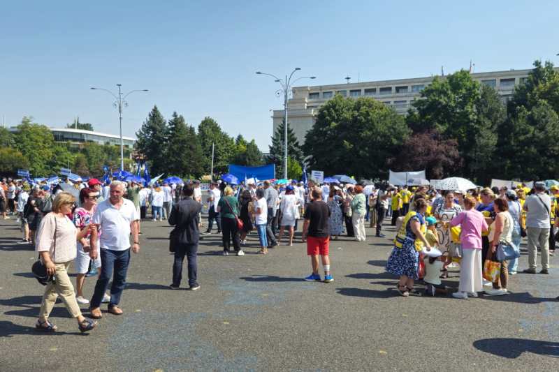Cadrele didactice ies în stradă în prima zi a noului an școlar, organizând mitinguri la Guvern și la Palatul Cotroceni, cu detalii despre program și traseu