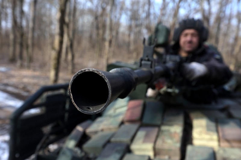 Captură video de pe frontul din Harkov: o brigadă motorizată de infanterie a oprit un bărbat kenyan care spune că a fost păcălit să lupte pentru armata rusă