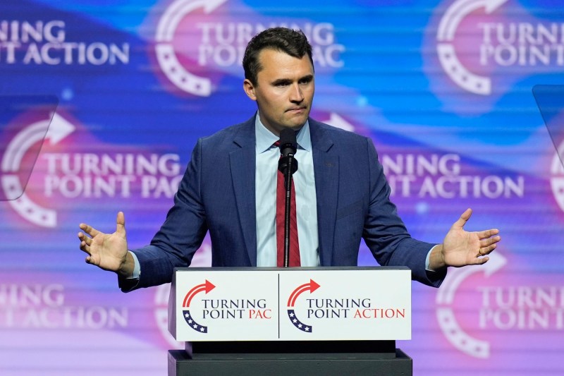 Charlie Kirk, activist conservator american și un susținător vocal al lui Donald Trump, a fost împușcat în timpul unui eveniment desfășurat la o universitate.