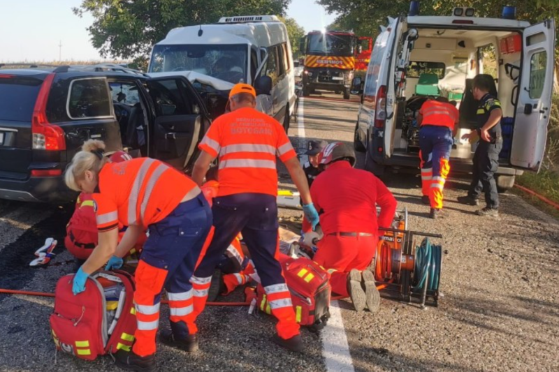 Coliziune gravă între un microbuz și un autoturism în județul Botoșani, cu numeroase răniți și trafic blocat. Intervenția de urgență a fost activată în regim de urgență.