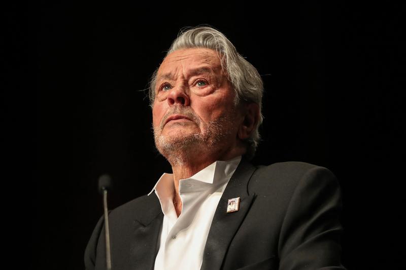 Conflict juridic între cei trei copii ai lui Alain Delon, în urma celui de-al doilea testament, care a atribuit întreaga avere unui singur moștenitor.