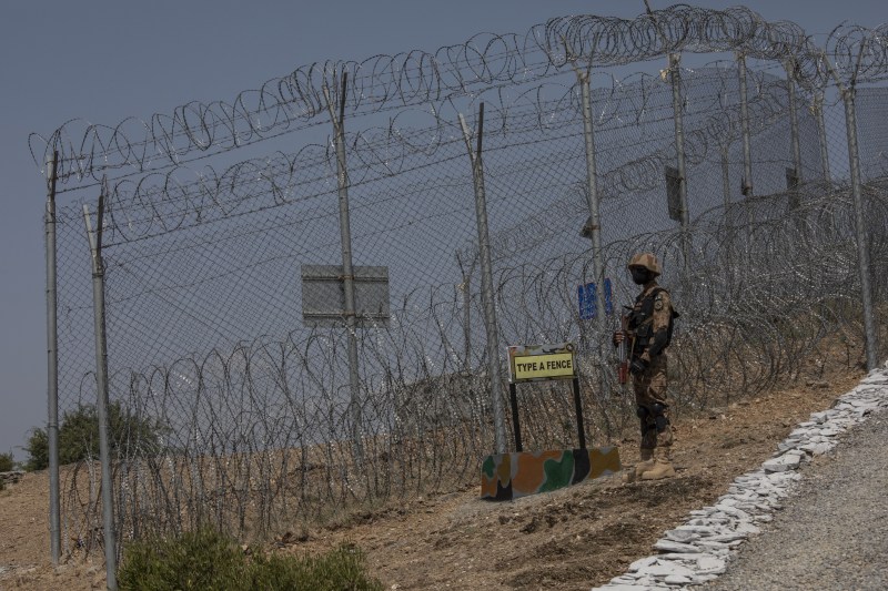 Convoi militar prins într-o ambuscadă în Pakistan de talibanii pakistanezi: 12 soldați uciși, atacatorii au fugit cu armamentul