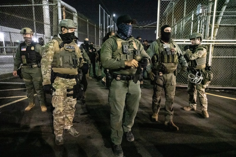 Curtea Supremă a Statelor Unite validează viziunea administrației Trump privind raidurile dure îndreptate împotriva imigranților.