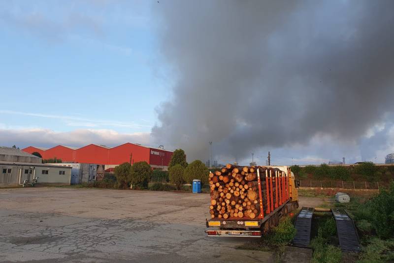 Deflagrație urmată de incendiu într-o fabrică din Sebeș; patru persoane au fost rănite, iar Planul Roșu de intervenție a fost declanșat.