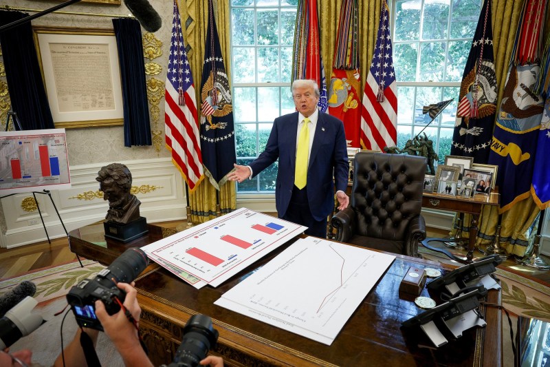 Demisă în mod neașteptat de către președintele Trump, fostul director al Statisticii Muncii avertizează că SUA riscă să se afle în fața unei situații economice comparabile cu cele din Argentina sau Grecia.