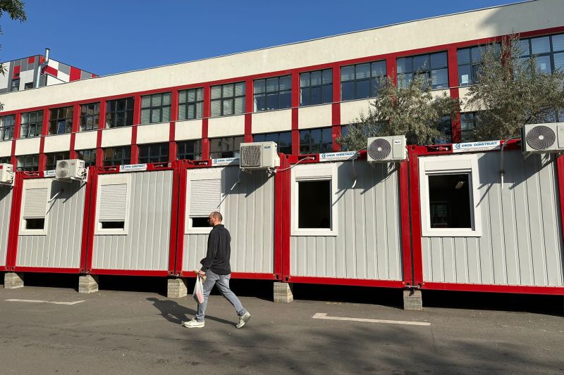 Directorul școlii cu elevi de clasa a II-a în containere gestionează nemulțumirile legate de programul de începere la prânz și reacțiile părinților interesați de context.