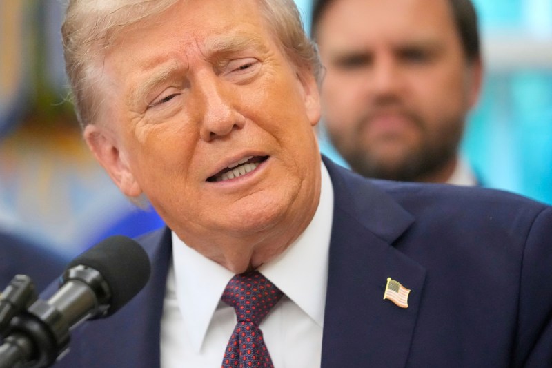 Donald Trump clarifică zvonurile despre sănătatea sa în prima apariție publică după o săptămână, calificând zvonurile drept fake news.