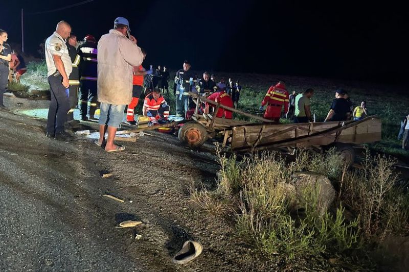 Două persoane au murit, iar trei au fost rănite, printre care o tânără însărcinată, în urma unui impact dintre o autoutilitară și o căruță în județul Iași.