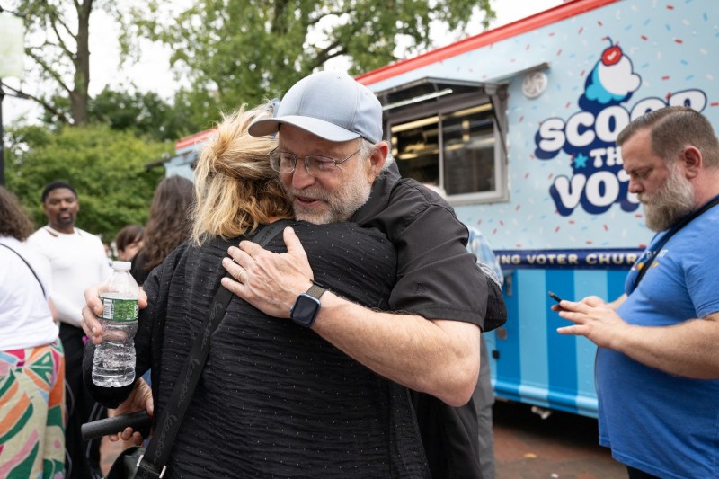 După aproape 50 de ani, Ben & Jerry’s își pierde unul dintre cofondatori: Jerry demisionează în semn de protest, arătând că proiectul a fost întotdeauna despre mai mult decât înghețată.