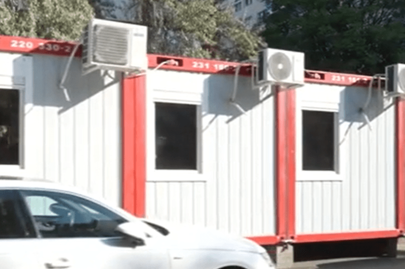 Elevii celei mai mari școli din București au început anul școlar în săli-container, fără curent, iar autoritățile locale subliniază că asemenea disconforturi fac parte din procesul de modernizare a învățământului.