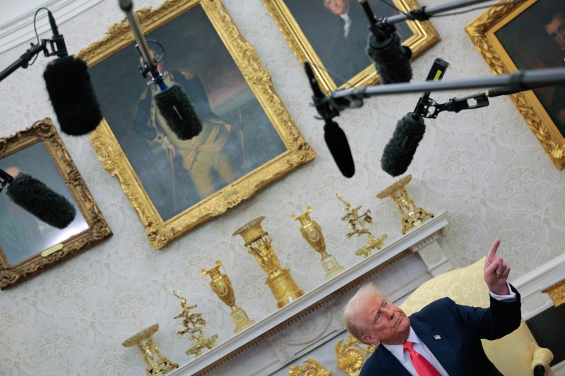Elveția include aurul în strategia sa pentru a convinge administrația americană să renunțe la tarifele vamale aplicate Elveției, sub conducerea președintelui Donald Trump.