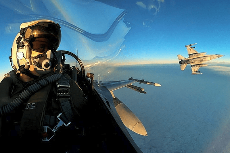 Era cazul ca piloții F-16 să doboare drona? Când un F-16 deschide focul cu tunul, se produce un tir intens de proiectile pe secundă, iar fiecare glonț este orientat spre țintă cu precizie.