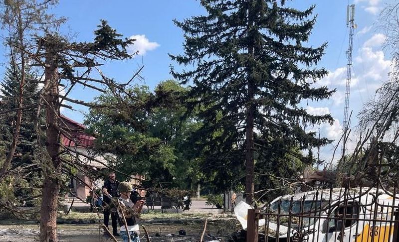 Fără cuvinte: cel puțin 20 de persoane și-au pierdut viața după ce o bombă lansată de Rusia a lovit rândul oamenilor care așteptau pensiile într-un sat din Ucraina.