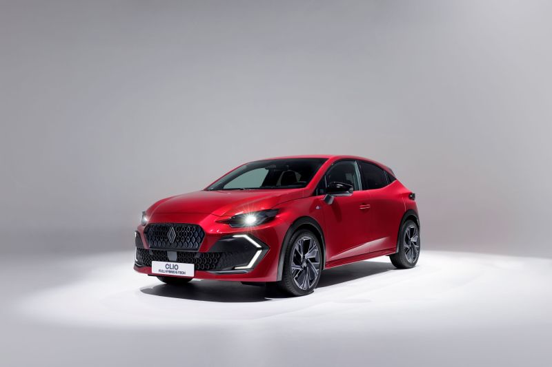 FOTO: Una dintre cele mai vândute mașini din România intră în a șasea generație. Iată cum arată Renault Clio în versiunea reinventată.