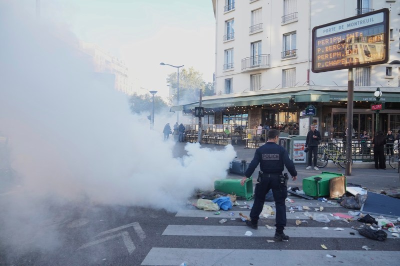 Galerie foto: «Blocați totul» – Franța este paralizată de proteste, semn al exasperării generale; forțe de ordine în alertă maximă, iar zeci de oameni au intrat în custodie.