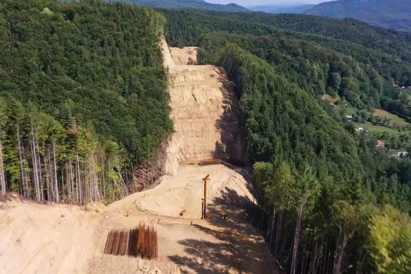 GALERIE FOTO: cum arată utilajul destinat să sape cel mai lung tunel de pe traseul Sibiu – Pitești. Când vor demara lucrările în zona montană