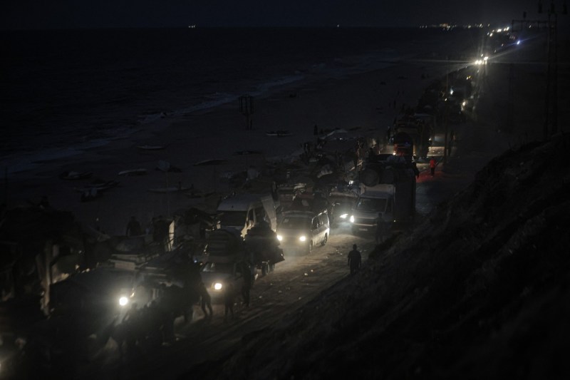 Gaza în flăcări: Israelul anunță intensificarea bombardamentelor nocturne, în timp ce mii de oameni au fugit din zonă.