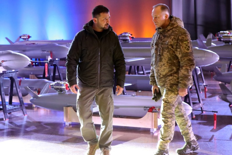 Generalul Sîrskîi ia măsuri hotărâte în vârful structurii militare, pe fondul avansului rus pe front; doi comandanți de rang înalt au fost demiși.