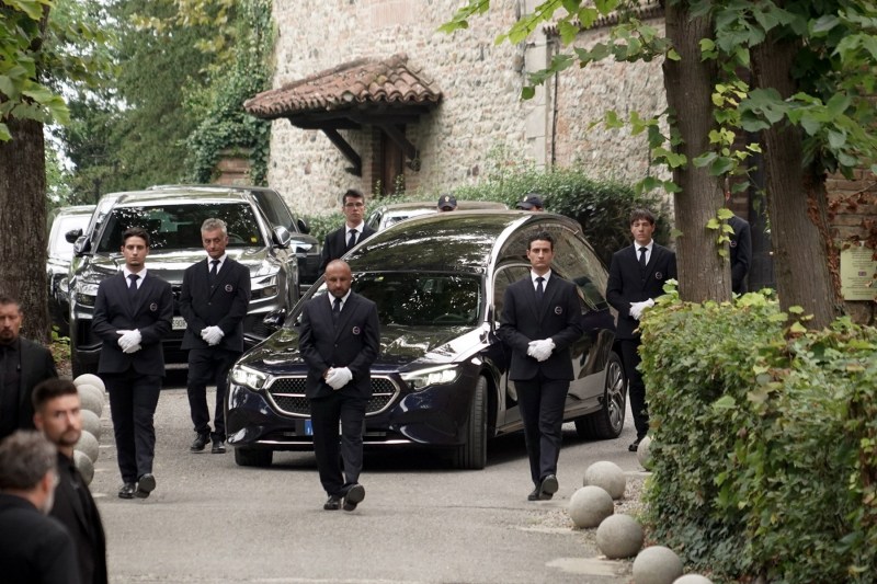 Giorgio Armani, omagiat într-o ceremonie funerară privată; designerul italian celebru urmează să fie incinerat.