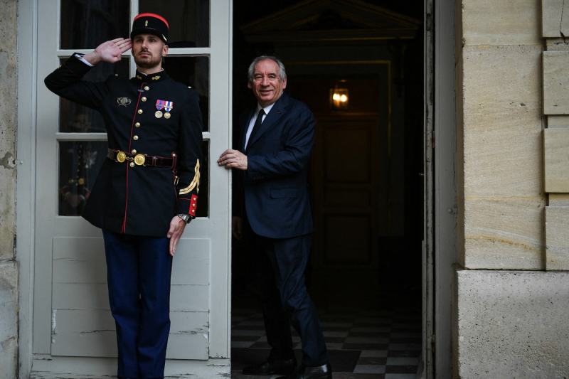 Guvernul francez este aproape să cadă, în contextul furiei față de bugetul de austeritate, iar Macron se află în fața unei alegeri imposibile într-un moment de blocaj politic.
